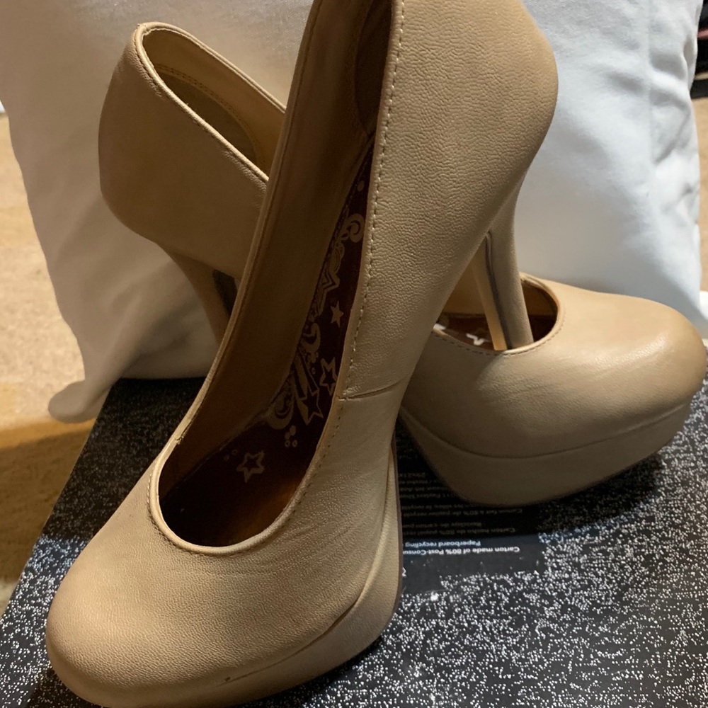Nude pumps